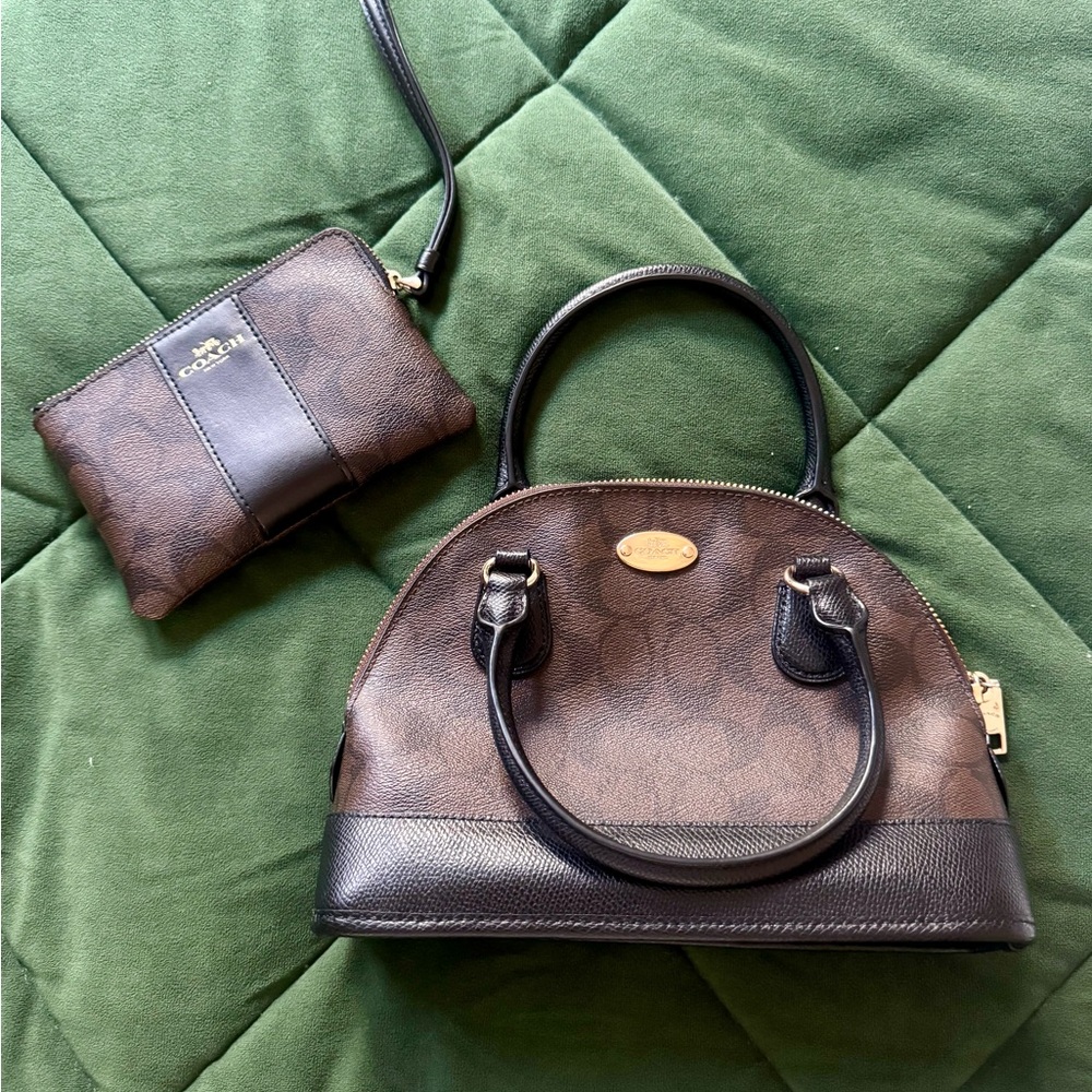 Coach purse set, dm to purchase we separate. 25(wallet)&50(bag)
